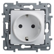 Розетка 2К+З со шторками ETIKA, белая (672222). Розетка. LegranD